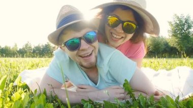 Genç çift bir parkta çim eğleniyor