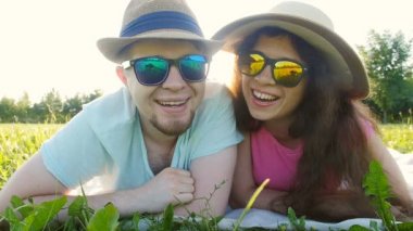 Genç çift bir parkta çim eğleniyor