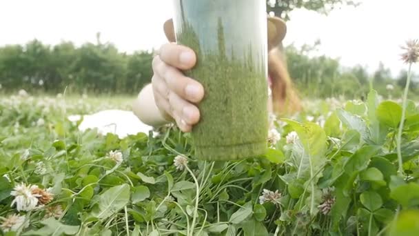 Giovane donna bere tenendo disintossicazione sana all'aperto — Video Stock