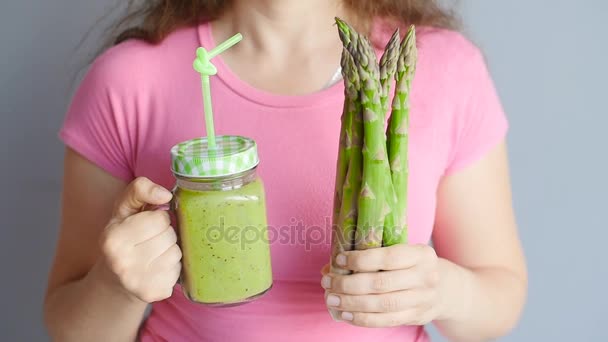 Smoothie verde saludable con espárragos en la mano de las mujeres — Vídeo de stock