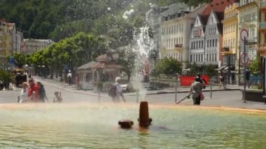 Karlovy Vary - 13 Haziran: Spa şehir sıcak maden suyu Şofben üzerinde 13 Haziran 2017 Karlovy Vary