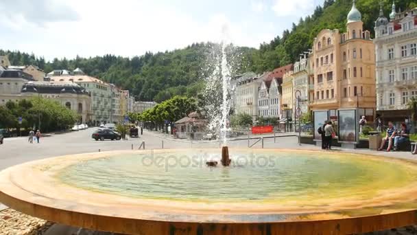 KARLOVY VARY - JUNE 13: Spa city hot mineral water geyser on June 13, 2017 in Karlovy Vary — Stock Video