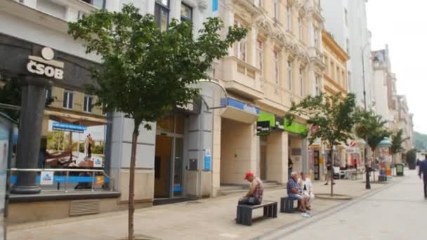 Karlovy Vary - 13 juni: Karlsbad street view på 13 juni 2017 i Karlsbad — Stockvideo