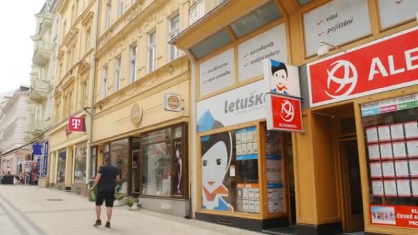 Karlovy Vary - 13 juni: Karlsbad street view på 13 juni 2017 i Karlsbad — Stockvideo