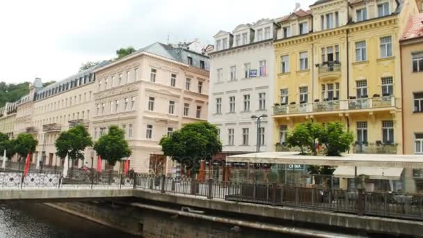 Karlovy Vary - 13 juni: de mening van de straat van Karlovy Vary op 13 juni, 2017 in Karlovy Vary — Stockvideo