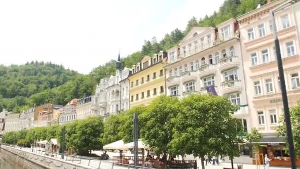 Karlovy Vary - 13 juni: de mening van de straat van Karlovy Vary op 13 juni, 2017 in Karlovy Vary — Stockvideo