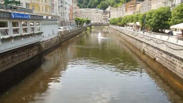 KARLOVY VARY - 13 GIUGNO: Karlovy Vary street view il 13 giugno 2017 a Karlovy Vary — Video Stock