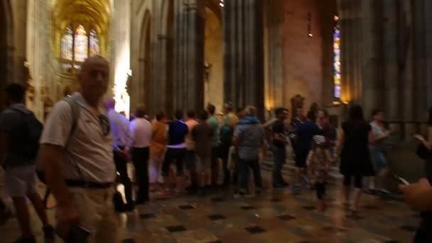 Prága - június 15-én: Katedrális, a Szent Vitus belsejében a 2017. június 13., Prága, Cseh Köztársaság — Stock videók