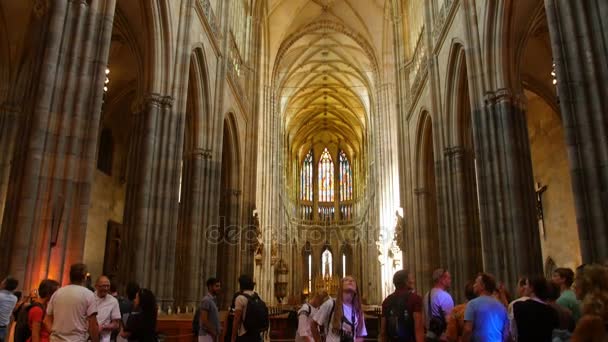 Prága - június 15-én: Katedrális, a Szent Vitus belsejében a 2017. június 13., Prága, Cseh Köztársaság — Stock videók