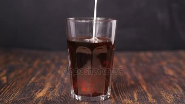 Barmen krem kahve kokteyl dökülen.