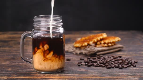 Barman giet de room in een koffie cocktail — Stockvideo