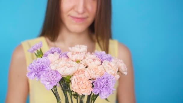 Mujer joven con un ramo de flores — Vídeo de stock