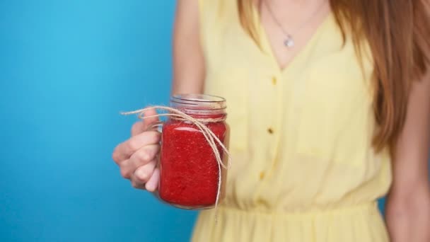 Giovane donna con bevanda frullato a base di super alimenti, frutta, noci, bacche — Video Stock