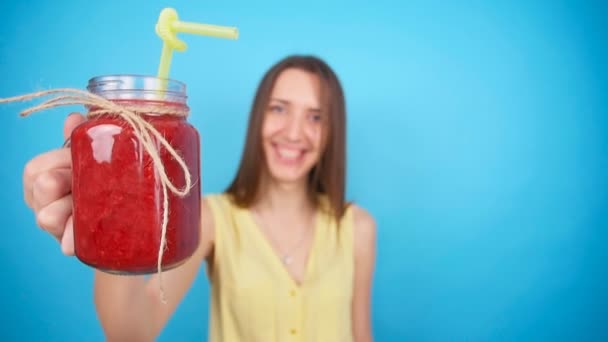 Jovem mulher tendo bebida smoothie feita de super alimentos, frutas, nozes, bagas — Vídeo de Stock