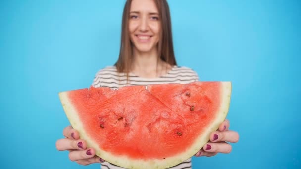Hübsche Frau hält eine Scheibe Wassermelone in der Hand — Stockvideo