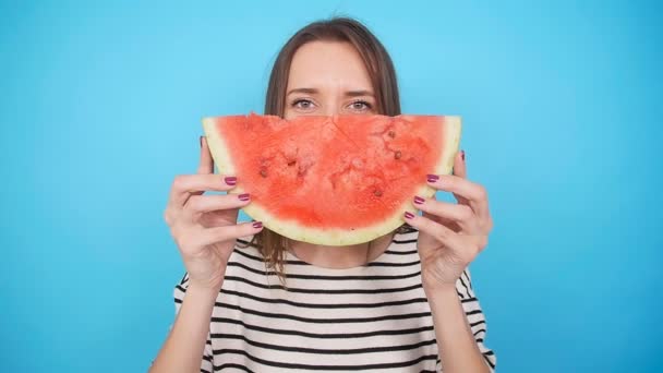 Hübsche Frau hält eine Scheibe Wassermelone in der Hand — Stockvideo