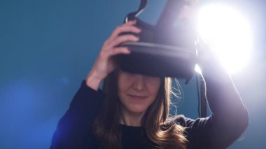 Sanal gerçeklik gözlüğü takan genç bir kadın.