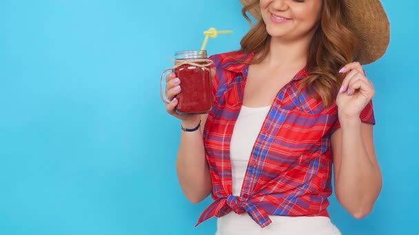 Hermosa joven sosteniendo un batido rojo — Vídeos de Stock