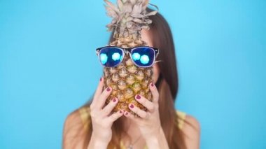 Bir ananas tutan mutlu genç kadın
