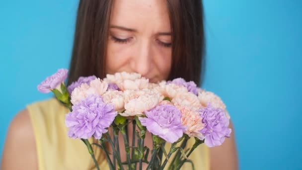 Schöne Frau mit Blumenstrauß — Stockvideo