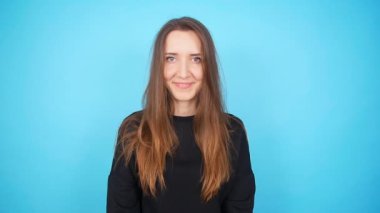 Bir genç kadın sanal gerçeklik kulaklık