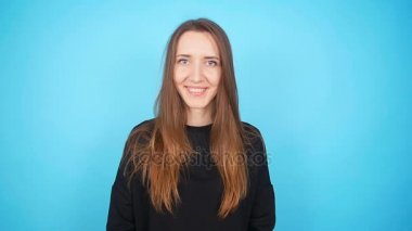 Bir genç kadın sanal gerçeklik kulaklık