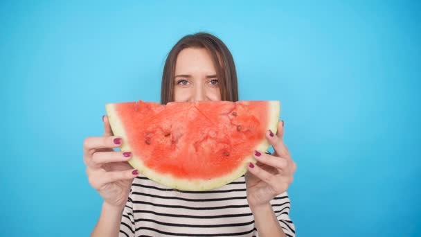 Gyönyörű fiatal nő gazdaság szelet görögdinnye, és mosolyogva — Stock videók