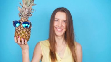 Bir ananas tutan mutlu genç kadın