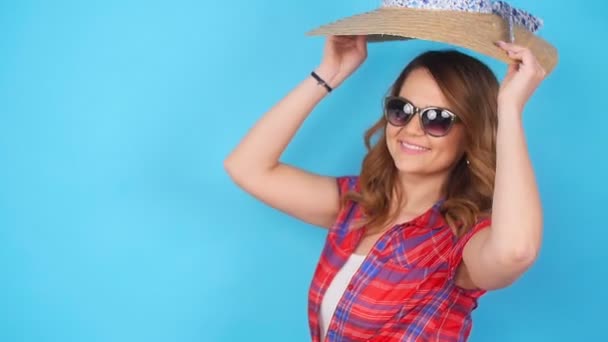 Mujer joven posando sobre fondo azul en estudio — Vídeos de Stock