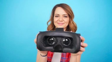 Genç kadın vermek sanal gerçeklik koruyucu gözlük