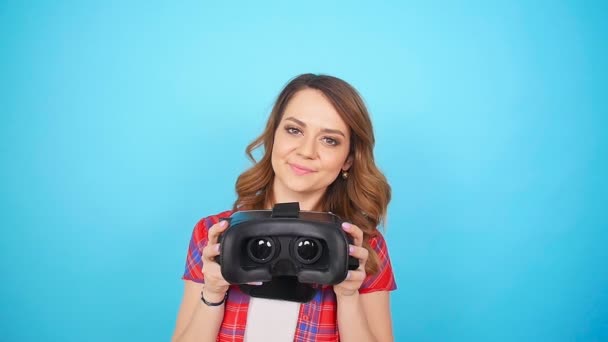 Νεαρή γυναίκα να δώσει εικονική πραγματικότητα γυαλιά — Αρχείο Βίντεο