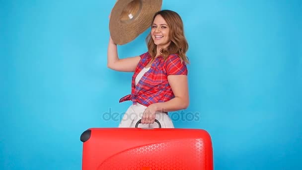 Young beautiful woman in hat with suitcase — Stock Video
