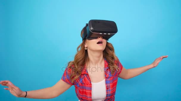 Jonge vrouw met behulp van een virtual reality headset — Stockvideo