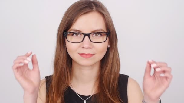 Linda joven mujer de negocios con gafas — Vídeo de stock
