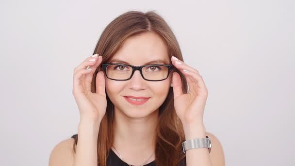 Linda joven mujer de negocios con gafas — Vídeos de Stock