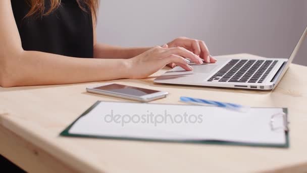 Менеджер, работающий с ноутбуком в офисе — стоковое видео
