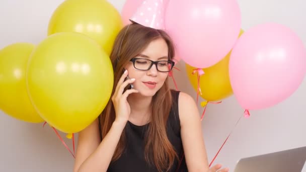 Feliz chica de negocios celebrando en la oficina hablando por teléfono — Vídeo de stock