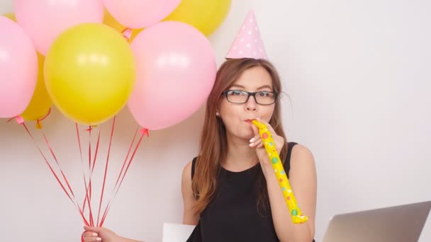 Счастливая деловая девушка празднует в офисе — стоковое видео