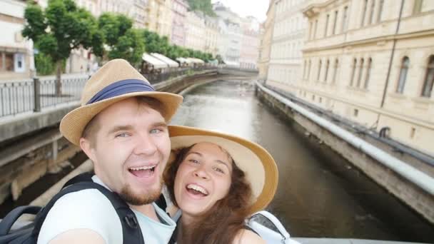 Pareja joven en vacaciones tomando selfie. Viajes — Vídeos de Stock