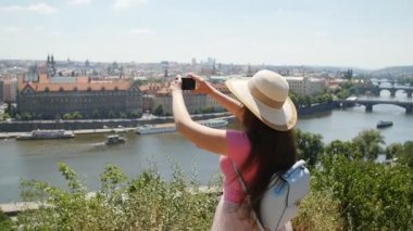 Genç kadın alarak resmi şehir yürürken smartphone için