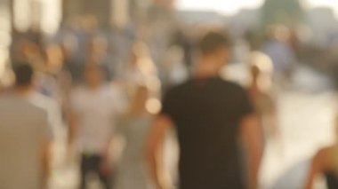 Akşam sokakta yürürken insanlar. Odak ve yavaş hareket