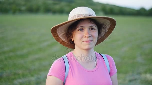 Porträt einer hübschen jungen Frau mit Hut in einem Park — Stockvideo