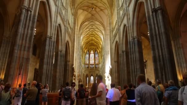 PRAGA 15 DE JUNIO: Catedral de San Vito en el interior el 13 de junio de 2017 en Praga, República Checa — Vídeo de stock