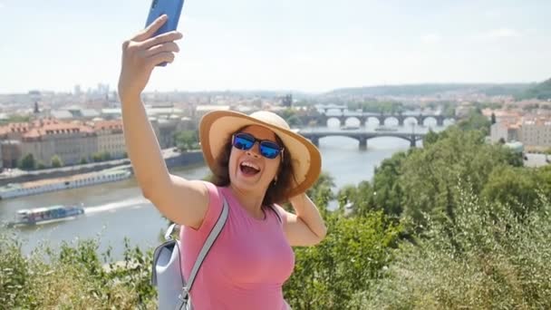 Joyeux jeune femme faisant autoportrait sur la ville — Video