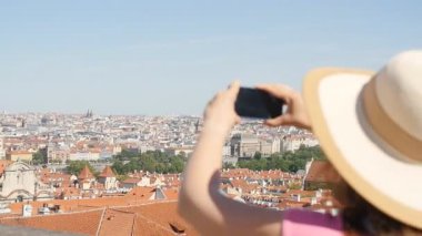 Genç kadın alarak resmi şehir yürürken smartphone için