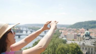 Genç kadın alarak resmi şehir yürürken smartphone için