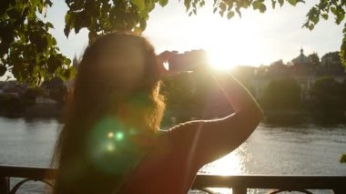 Genç kadın olun Ocak sembolü'nde Günbatımı