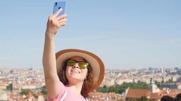 Mujer joven feliz haciendo autorretrato en la ciudad — Vídeos de Stock