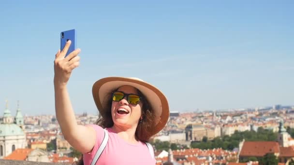 Happy young woman doing self portrait on the city — Stock Video