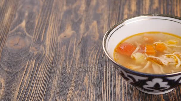 Uzbeko lamian en una mesa de madera — Vídeo de stock